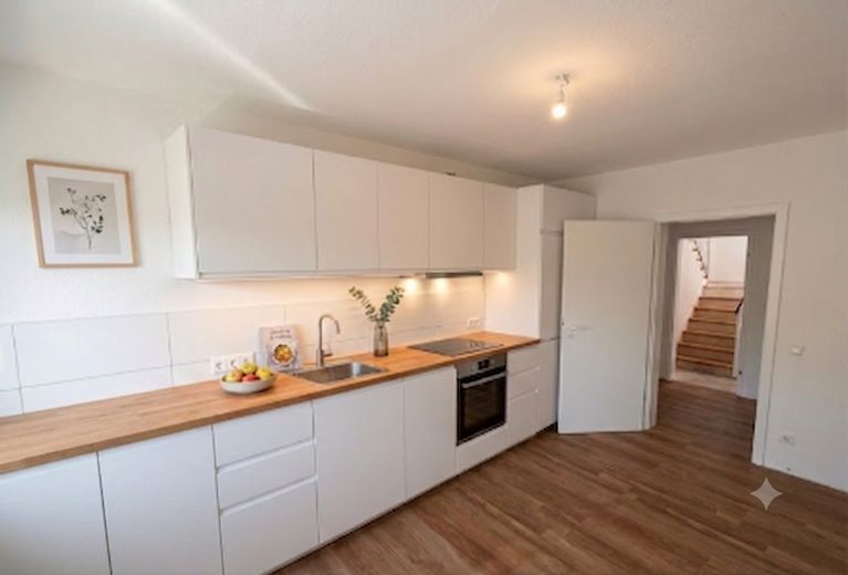 Großzügige 2-Zimmer-Erdgeschosswohnung mit eigener Terrasse, Garten & Garage in Duisburg-Baerl – Küche (Staged)