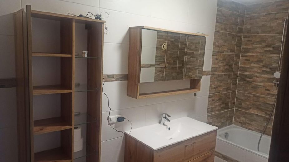 2x 1 Zi-Appartement & 3-Zi DG Wohnung mit Panoramablick, Balkon u. Küchenzeile u. 2 Duschbädern – DG-3 Zi Bad