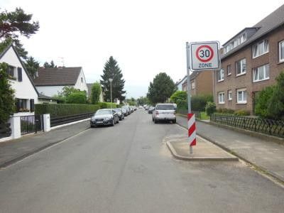 Светлая и тихая квартира на мансардном этаже без комиссии маклера – Ansicht Straße vor dem Haus