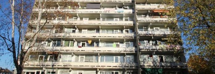 Gepflegte, seniorengerechte ETW mit gute Ausstattung mit 2 Balkonen Aufzug Kellerraum PKW-Stellplatz