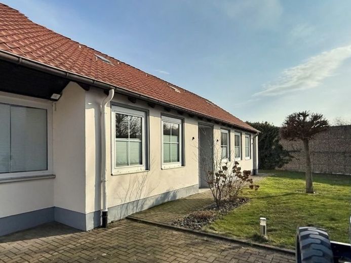 Selbstnutzung und/oder Kapitalanlage: Gewerbe und Wohnen auf großem Grundstück in Giesen, OT Hasede – फोटो 1