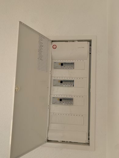 Helle 2-Zimmer-Wohnung in Hattersheim – kernsaniert, mit Balkon und Stellplatz – Elektroverteilung
