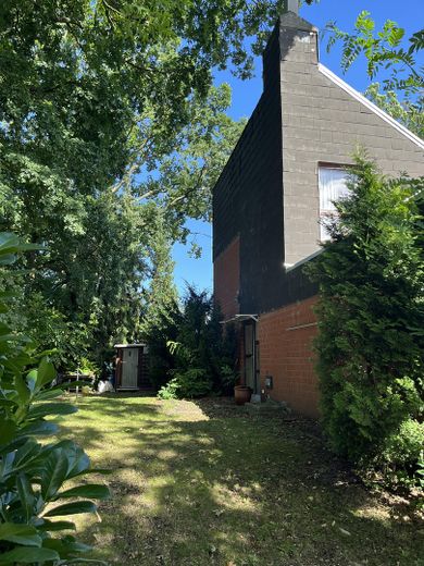 Garten seitlich des Hauses