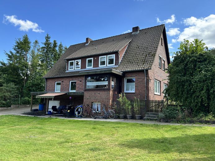 Solider Rotklinker mit vielen Möglichkeiten – Nord-West-Ansicht