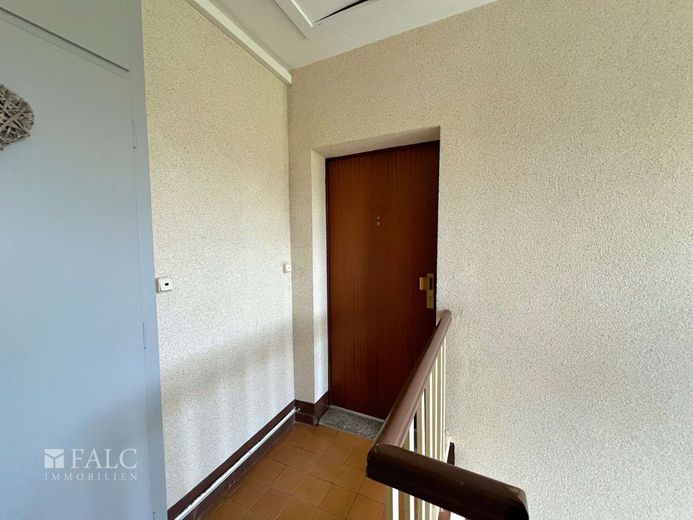 ***Top-sanierte 1-Zimmer-Wohnung in ruhiger Lage*** – Hausflur I