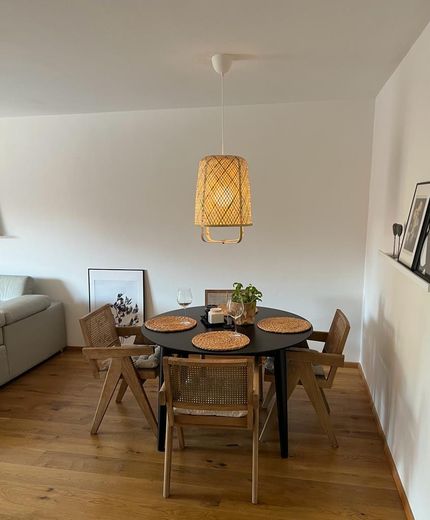 Esszimmer mit Echtholzstühlen