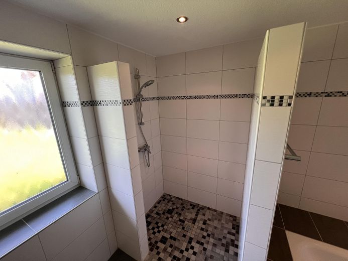 Casa unifamiliare a Schwabstedt, con impianto fotovoltaico, accumulo e solare termico – Badezimmer