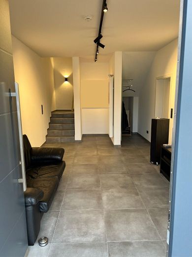 Hochwertiges, neuwertiges und modernes Gebäude mit Bürotrakt verkehrsgünstig A2/B66 – Eingang