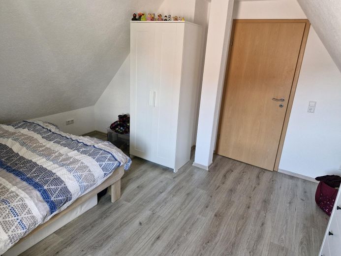 2,5 Zi. DG-Wohnung (auch als WG geeignet) – Zimmer rechts