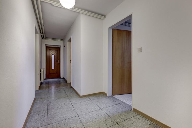 Freistehendes Haus mit Naturgarten (Biotop) und Dachgarten – Flur im Untergeschoss