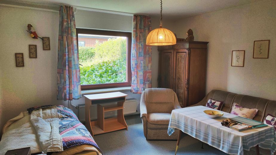 Charming detached house with a large garden in a quiet location on the edge of the forest (Wieterwald) – Souterrain-Zimmer