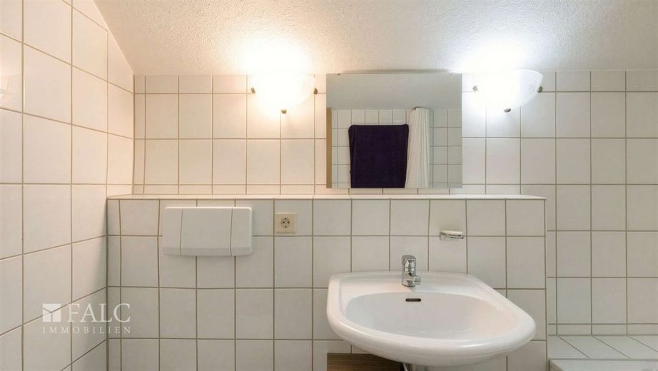 Charmante Maisonette-Wohnung mit sonniger Loggia &amp; Stellplatz – Badezimmer