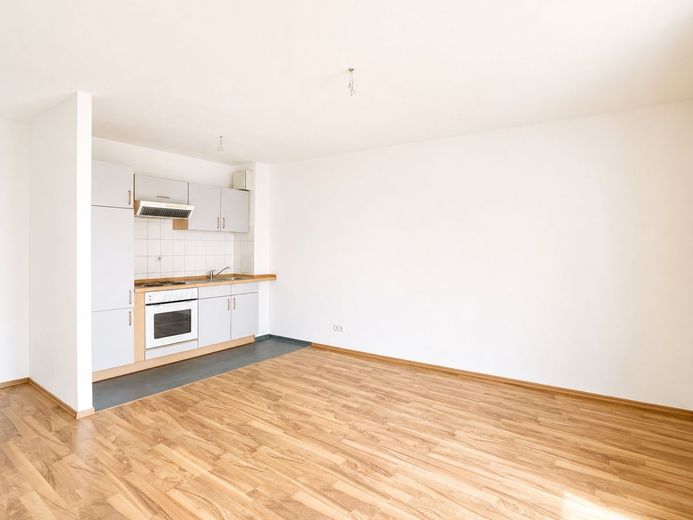 Aufgepasst! Sanierte 2-Raumwohnung mit Balkon in der Mansfelder Straße! – Wohn- und Essbereich