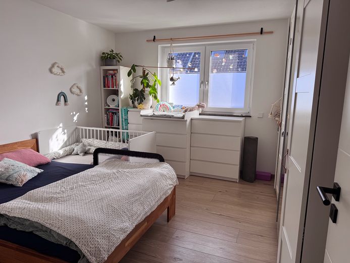 Vertragsfreie 4-Zimmer-Neubauwohnung mit TG-Stellplatz und großem Balkon in ruhiger Lage – Schlafzimmer
