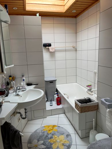 4- Zimmer Wohnung im D-Programm mit 2 Balkonen und Einzelgarage – Bad