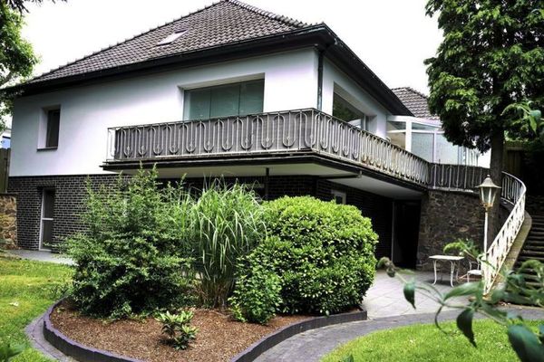 VERKAUFT!!! 3000 m2 urbanes Anwesen in sehr ruhiger Lage von Bremerhaven Wulsdorf: Stadtvilla mit ca. 665 m2 Wohn-/Nutzfläche 3 Garagen