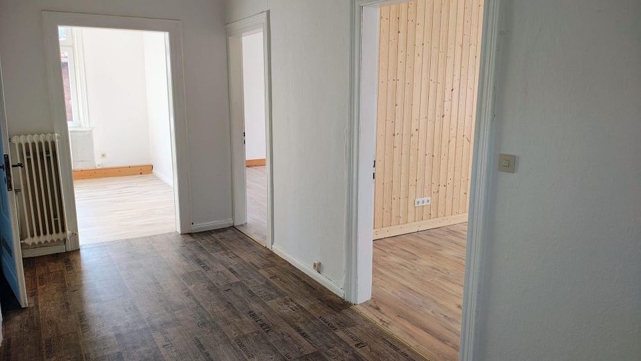 Renovated 4-room apartment with fitted kitchen, 120sqm – Flur 2