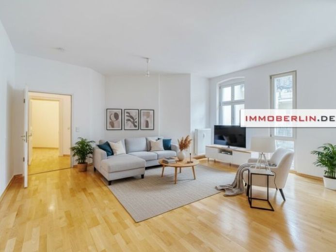 IMMOBERLIN.DE - Liebenswerte Altbauwohnung mit ruhigem Balkon nahe dem Boxhagener Platz – Foto 1