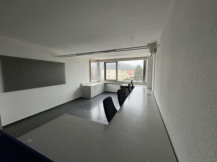 Produktions- und Lagerflächen zu vermieten (Gebäude A) – Büro möbliert