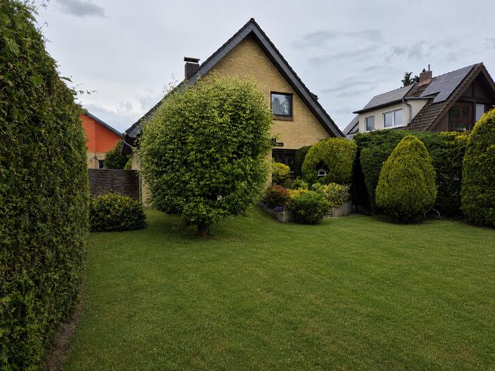 PROVISIONSFREIES gepflegtes freistehendes Einfamilienhaus mit Vollkeller und Kaminzimmer – Garten zum Haus