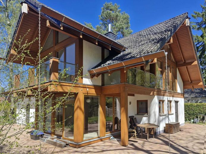 Hochwertige Baukunst &amp; nachhaltige Ausstattung - ein Zuhause mit Zukunft – Hausansicht mit beiden Balkonen