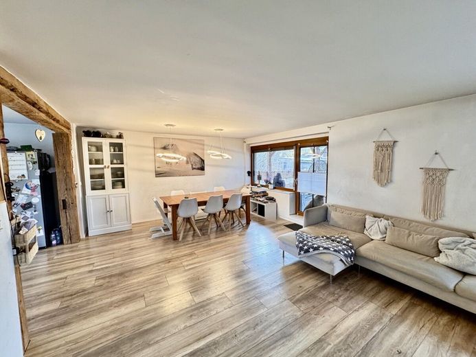 HORN IMMOBILIEN ++ gemütliches Zuhause mit großem Grundstück – Wohnzimmer
