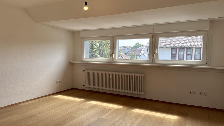 Przestronne 4-pokojowe mieszkanie na poddaszu z balkonem i nową łazienką – Zimmer 1/1