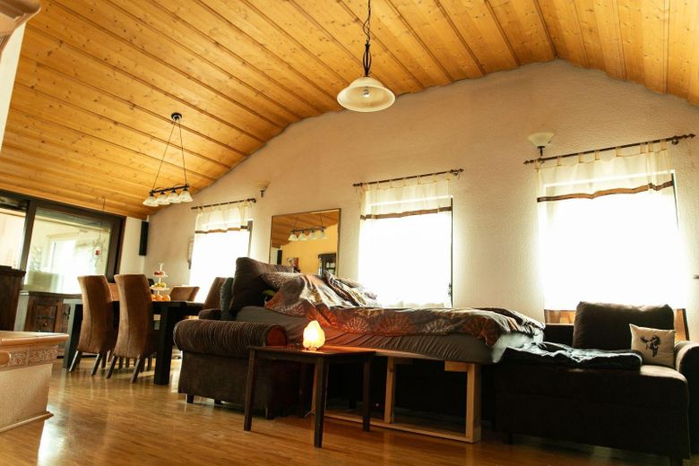 Landhaus Generationenhof mit bis zu 10 ha Land und Bachlauf – Wohn- Esszimmer