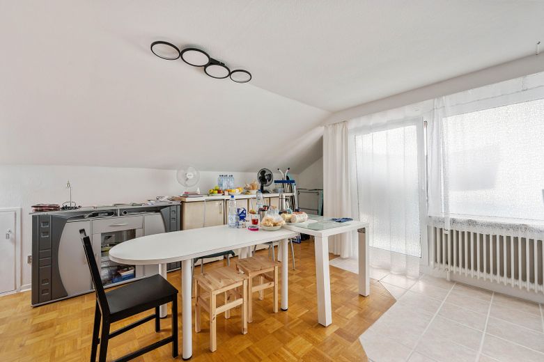 Wohnzimmer mit Balkonzugang