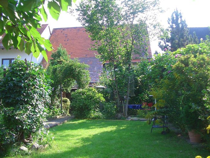 Garten mit Blick auf Scheune