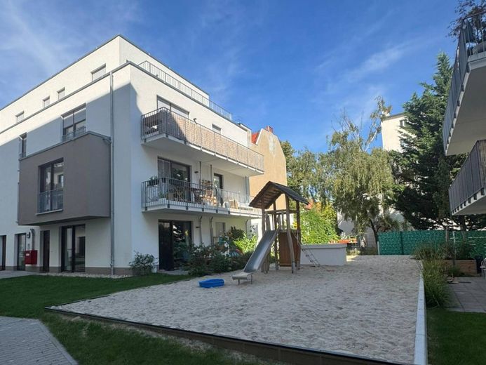 Можна трохи більше? 3 кімнати з вбудованою кухнею, двома балконами, гостьовим туалетом та багато іншим у Нойкельні для повторної оренди! – Spielplatz