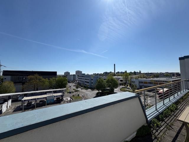 01_Dachterrasse_Skyline_Weitbl