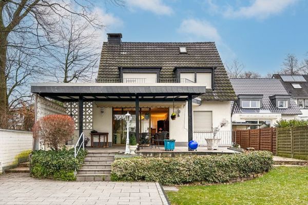 Einfamilienhaus - Zwei Einzelgaragen - Garten - Große überdachte Terrasse