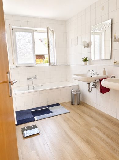 Viel Raum. Viel Privatsphäre. Viel Lebensqualität - schönes Einfamilienhaus in Herdwangen-Schönach – Bad