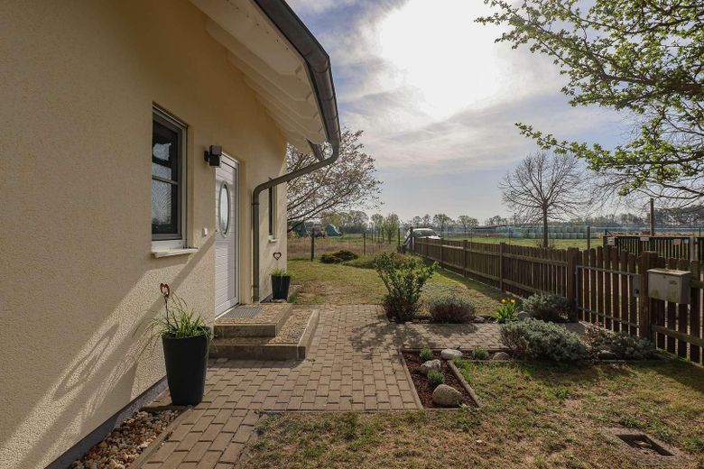 *senza provvigione* Casa familiare con impianto fotovoltaico, accumulo, camino e ampio giardino – Eingang