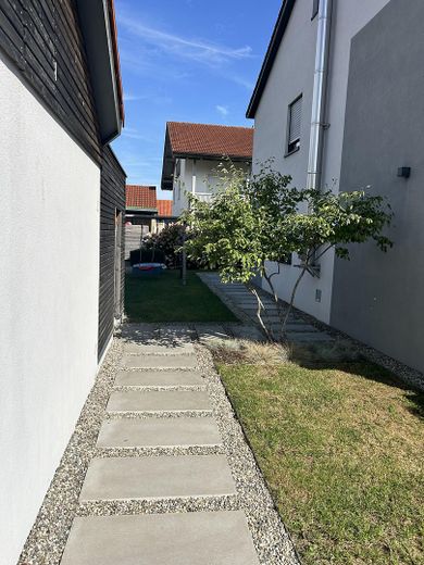 Moderna y luminosa vivienda pareada de planta abierta con jardín – Foto 17