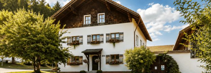 Bilderbuch-Vierseithof mit 7 Ferienwohnungen, Pferdestallung und großen Nebengebäuden im Bayer. Wald