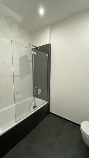 3-Zimmer Wohnung in Traumlage mit Küche und Terrasse – Badewanne mit Regendusche