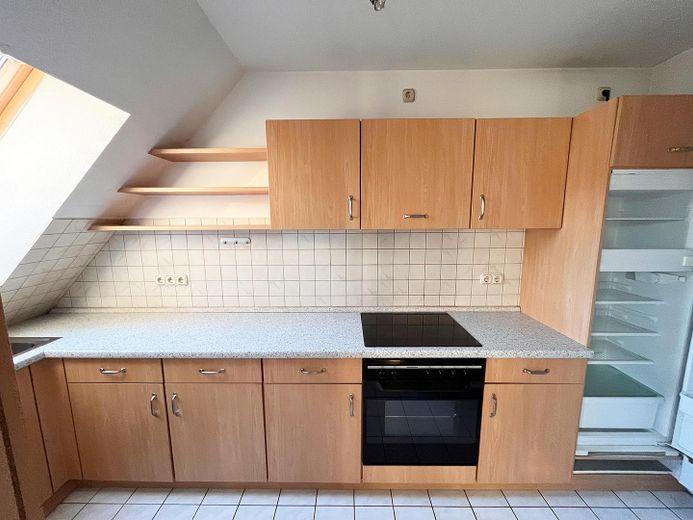Helle Dachgeschosswohnung mit Loggia, Stellplatz und Wohlfühlfaktor in Langenzenn – Einbauküche