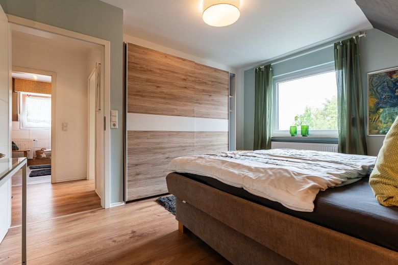 vielseitig verwendbares Zweifamilienwohnhaus im anerkannten Naturschutzgebiet – Zimmer zur Gartenseite - 1.OG