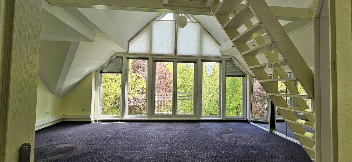 EFH / großer Hausteil mit EBK, Kamin, 2 Terrassen und traumhaftem Garten in direkter Seenähe 🌊 – Master-Bedroom
