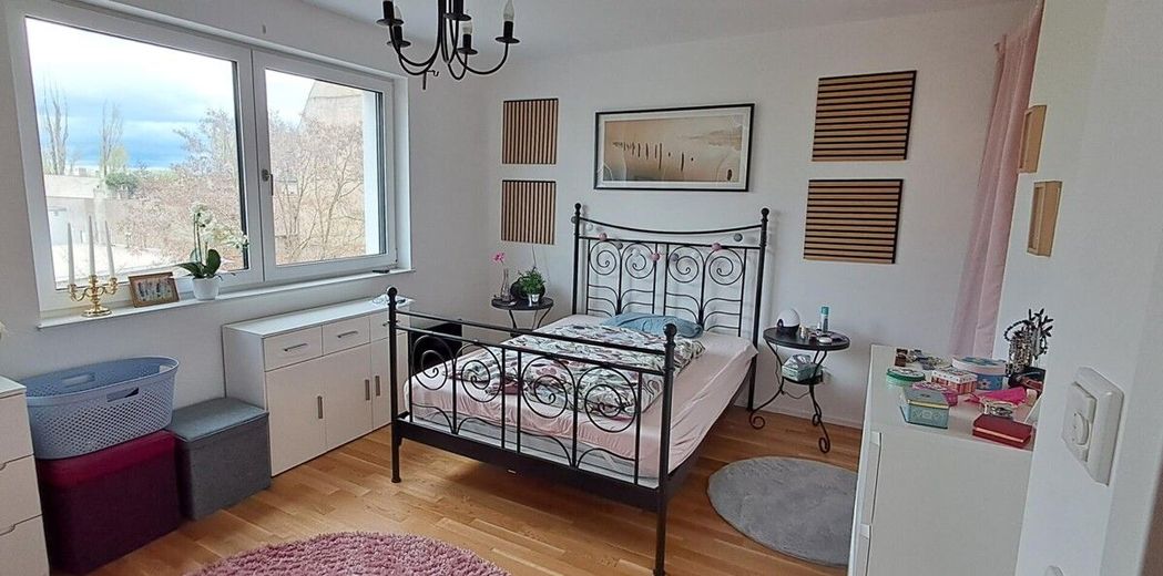 Sonnige, neuwertige 2- Zimmer Wohnung – 13 Schlafzimmer möbliert