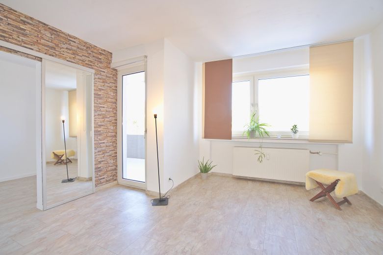 Lichtdoorstroomd appartement met keuken en balkon – Foto 13