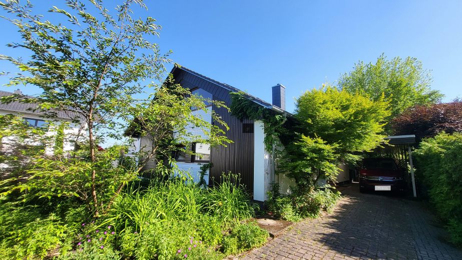 Detached single-family house in Sandhausen with plenty of space and 2 bedrooms on the ground floor – Vorderansicht m Carport rechts
