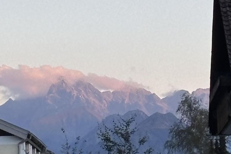 Compacta residencia en Allgäu con terraza orientada al sur y vistas a las montañas – Blick von der Terrasse