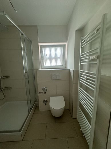 Tasteful 4-room apartment in beautiful Offenbach am Main – Badezimmer