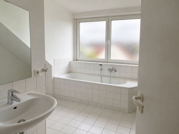 Vierfamilienhaus mit Teilungserklärung - 3 Einheiten kurzfristig neu vermietbar – Badezimmer DG