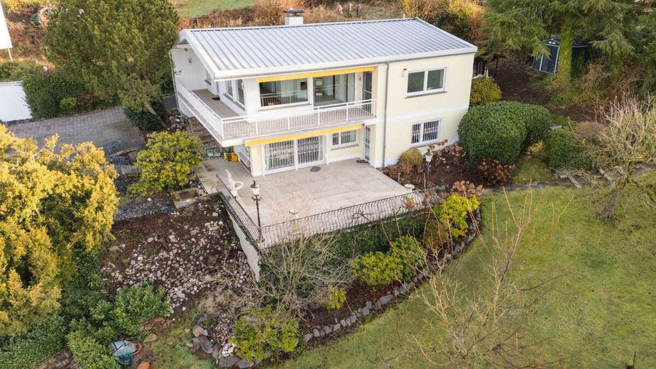Helles, modernes Einfamiienhaus mit Terrasse - Balkon + Garten in Hümmerich - Preisreduzierung! – Blick auf das Anwesen