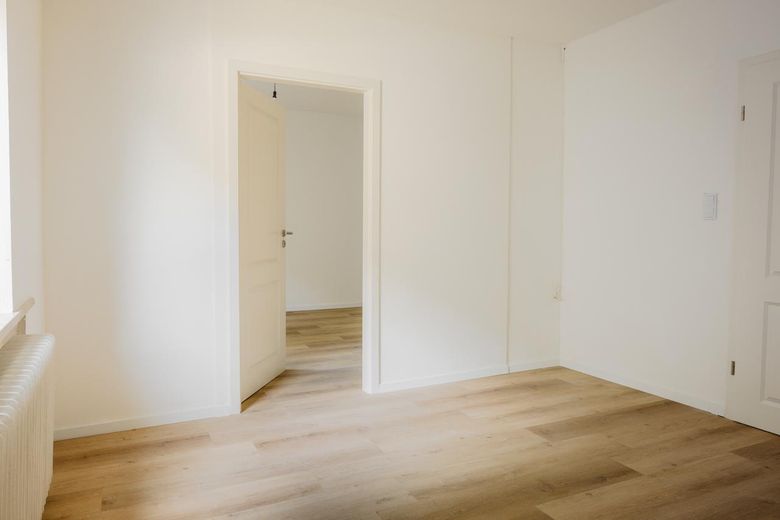 Erstbezug nach Sanierung: Wohnen mit Fachwerkcharme in Geesthacht – Schlafzimmer 2 (Durchgang)