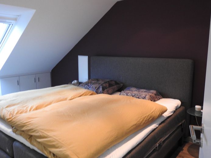 Großzügiges Schlafzimmer 